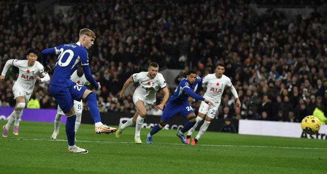 巴萨重返诺坎普进行公开训练，卡萨多：我梦想着在这里踢球（巴萨回归诺坎普开放训练，卡萨多：在这里踢球是我的梦想）