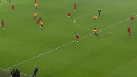 太疼了，萨勒马克尔斯被对手踩中后在地上抽动（萨勒马克尔斯遭对手踩踏后痛苦抽搐倒地）