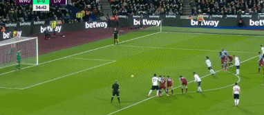 欧联比赛中一球员嘲讽对手鼻子形状，多名队友上前打抱不平（欧联赛场球员讥讽对手鼻型，多名队友上前声援）