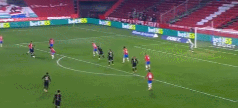 里夫斯成湖人队史第七位单场至少40+10助的球员（里夫斯成为湖人史上第七位单场砍下40分并送出10次助攻的球员）