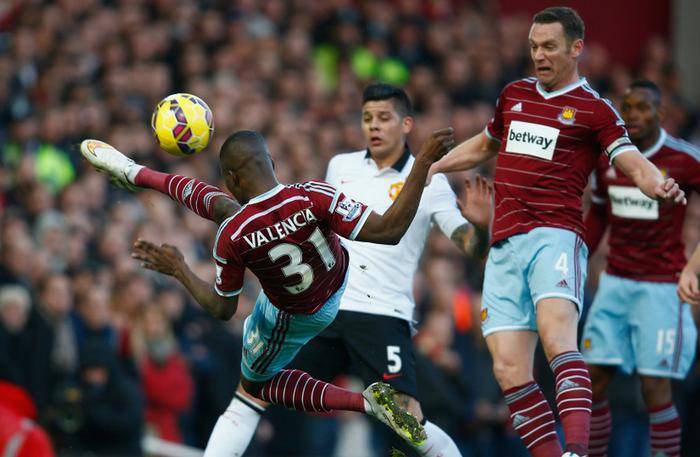 川超自贡队提前出线，奥运冠军高敏献花，全队坐摩托车巡游（川超自贡队提前晋级，奥运冠军高敏送花庆贺，全队骑摩托车巡游）