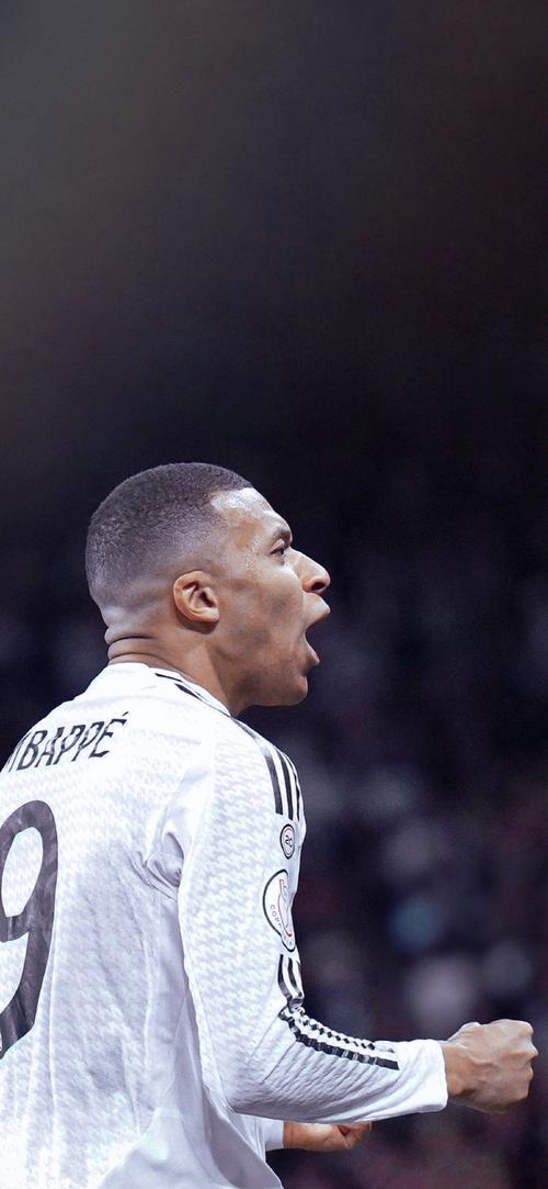 塞萨尔：齐沃为什么要换下博尼和泽林斯基？他俩明明表现最好（塞萨尔质疑齐沃换人：为何撤下博尼和泽林斯基？他们明明状态最佳）